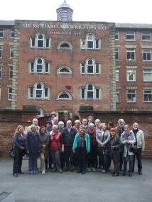 Die Gruppe aus Bocholt vor der 1771 von Richard Arkwright gegründeten ersten mechanischen Baumwollspinnerei Cromford. <br>Foto: LWL