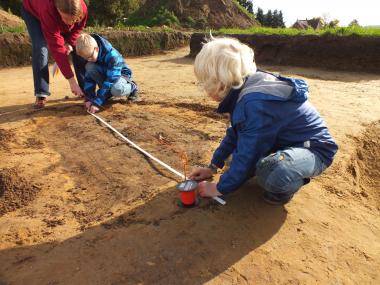 Kinder, Jugendliche und Erwachsene werden zu Archäologen bei "Grabungshelfer gesucht!". <br>Foto: LWL/Baron