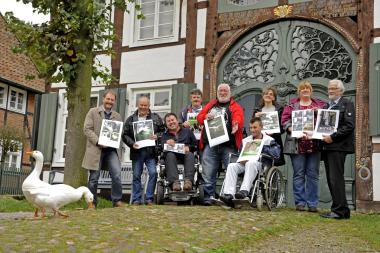 Gruppenbild mit ¿Fotomodellen¿: LWL-Museumsdirektor Prof. Dr. Jan Carstensen, Rolf und Daniel Linnemöller, Rolf Säger, Klaus Grote, Hartmut Weidner, Nicole Kroner, Alexandra Specht und Hermann Hibbeler (v. l.) präsentierten den im LWL-Freilichtmuseum Detmold entstandenen Fotokalender im Paderborner Dorf. <br>Foto: LWL/Klein 