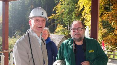 Der ehemalige RAG-Steiger Frank Weißfloh (links) und der Ausgräber des Gräberfeldes von Hallstatt, Dr. Anton Kern,(rechts) in Hallstatt.<br>Foto: Tim Schmidt