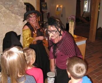 Zwei Hexen begrüßen die jungen Museumsbesucher. <br>Foto: LWL 