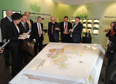 Wittens Bürgermeisterin Sonja Leidemann (v.l.), LWL-Museumsdirektor Dirk Zache, Prof. Dr. Thomas Kirnbauer, Beiratsvorsitzender GeoPark, Staatssekretär Dr. Günther Horzetzky, Dr. Volker Wrede, Vorsitzender des GeoPark Ruhrgebiet e.V.,Dieter Funke, Bereichsleiter Wirtschaftsführung RVR und Dieter Gebhard, Vorsitzender der LWL-Landschaftsversammlung bei der Eröffnung des Infozentrums. Foto: LWL/Appelhans 