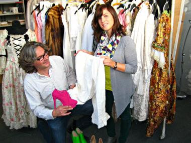 Pinker High Heel zusammen mit weißer Rüschenunterhose? Die Organisatoren Martin Schmidt und Anne Büning vom LWL-Textilwerk bei der Auswahl der Outfits für die Modenschau.<br>Foto: LWL 