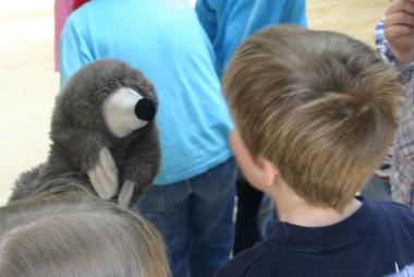 Museumsmaulwurf Kalle führt Kinder durchs LWL-Römermuseum.<br>Foto: LWL