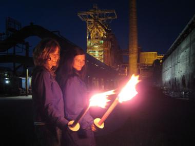 Mit einer Fackelführung beginnt die Halloween-Nacht für Frauen auf der Henrichshütte. <br>Foto: LWL/Hudemann 