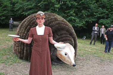 Lili Fischer 2010 bei der Taufe von Igel Balthasar im LWL-Freilichtmuseum Detmold.<br>Foto: LWL/Jähne 