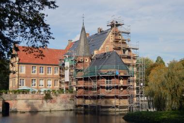 An Haupthaus und Kapelle von Burg Hülshoff standen in den vergangenen Monaten Gerüste im Wassergraben. <br>Foto LWL/Leetz 