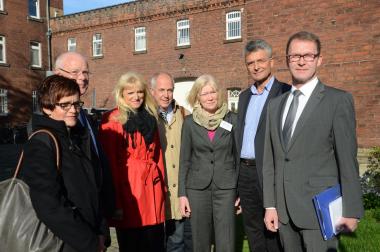 Karin Geißler, LWL-Chefdenkmalpfleger Dr. Markus Harzenetter, LWL-Kulturdezernentin Dr. Barbara Rüschoff-Thale, Siegfried Thielen, Maria Look, Rolf Silwedel und Markus Vieth diskutierten die Bedeutung und Zukunft des Baudenkmals JVA Münster.<br>Foto: LWL/Djahanschah<br><b><i>Ausführlichere Bildunterzeile am Ende des Pressetextes.</b></i> 