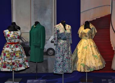 Nur noch bis zum 2. November im LWL-Textilwerk zu bestaunen: Cocktailkleider aus den 1950er Jahren.<br>Foto: LWL/Holtappels 