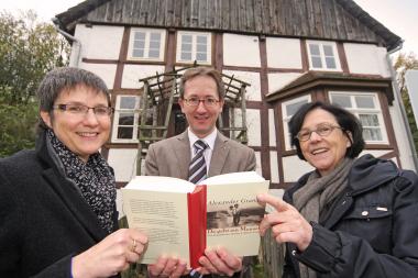 Gefion Apel, Leiterin des Referates Kulturvermittlung, Joachim Hunold, Direktor Vorstandsstab der Sparkasse Paderborn-Detmold, und Dr. Brigitte Labs-Ehlert, Künstlerische Leiterin und Geschäftsführerin des Literaturbüros Ostwestfalen-Lippe (v. l.) stellten das Programm der diesjährigen ¿Dorfgeschichten¿ im LWL-Freilichtmuseum Detmold vor. Iris Berben liest Alexander Granach ¿Da geht ein Mensch¿.<br>Foto: LWL/Jähne 