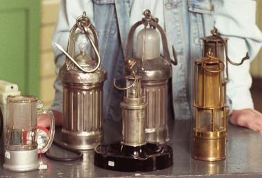 Grubenlampen verschiedener Typen werden bei der Börse im LWL-Industriemuseum Zeche Nachtigall angeboten.<br>Foto: LWL/Holtappels 