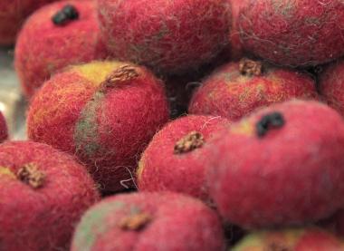 Passend zur Jahreszeit präsentieren sich diese gefilzten Früchte auf dem Textilmarkt in herbstlichen Farben. <br>Foto: LWL 