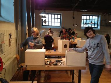 Die Cajonbaumeister beim Bau ihrer Trommel.<br>Foto: LWL/ Senkel 