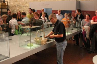 Der Tast- und Geruchssinn wird bei der Führung "Weg mit dem faden Brei ..."auf die Probe gestellt.<br>Foto: LWL/Pluschke 