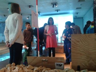 Schülerinnen und Schüler der Realschule Crange geben Ihr Expertenwissen über die Steinzeit an interessierte Besucher des Archäologie-Museums weiter. <br>Foto: LWL/Lagers