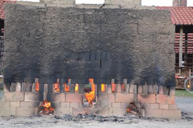 Auf dem LWL-Museumsgelände brannte das Feuer im Feldbrandofen.<br>Foto: LWL 