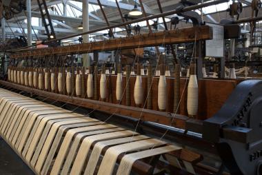 Auch die Maschinen im Websaal nehmen die Teilnehmer der Führung mit ihren Taschenlampen in Augenschein.<br> Foto: LWL/Visser 