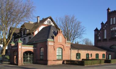 Im Torhaus der Zeche Zollern befand sich zur Betriebszeit die Verbandsstube. Hier wurden Verletzte versorgt und tödlich verunglückte Bergleute aufgebahrt.<br>Foto LWL/Hudemann 