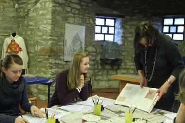 Hier werden Buchillustrationen nach mittelalterlichen Vorbildern gestaltet: beim Workshop "Scriptorium".<br>Foto: LWL/Pluschke 