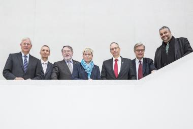 Landtagspräsidentin Carina Gödecke (Mitte), Vizepräsident Eckhard Uhlenberg, Vizepräsident Dr. Gerhard Papke, der Vorsitzender der LWL-Landschaftsversammlung Dieter Gebhard, LWL-Direktor Matthias Löb, Museumsdirektor Dr. Hermann Arnhold und Vizepräsident Oliver Keymis (v. l.). <br>Foto: LWL/Neander