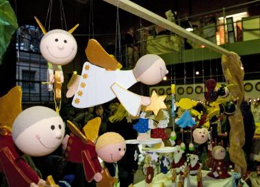 Auch Engel fliegen beim Weihnachtsmarkt wieder durch die Maschinenhalle des Hebewerks.<br>Foto: LWL/Hudemann 