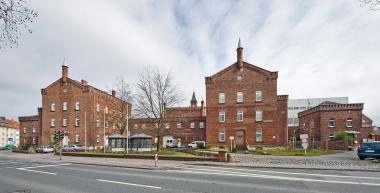 Das Gefängnis von der Gartenstraße aus, links und rechts sogenannte Beamtengebäude.<br>Foto: LWL/Dülberg 