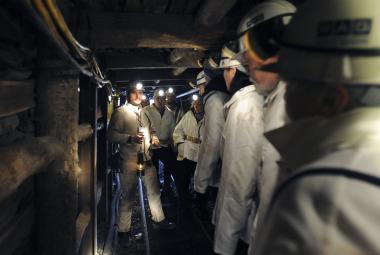 Besucher bei der Führung durch den Stollen.<br>Foto: LWL/Appelhans 