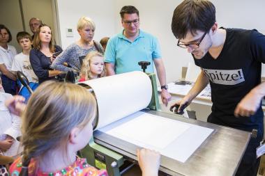 Beim Familienfest im LWL-Museum können Kinder und Erwachsene auch selbst künstlerisch tätig werden.<br>Foto: LWL/Neander