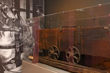 Der älteste erhaltene Förderwagen des Ruhrgebiets steht derzeit in der Ausstellung ¿Vorstoß in die Tiefe¿ im LWL-Industriemuseum Zeche Nachtigall.<br>Foto: LWL/Hudemann 