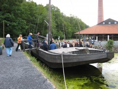 Besucher auf dem rekonstruierten Ruhrnachen Ludwig Henz.<br>Foto: LWL/Hudemann 