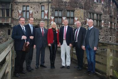 Diskutierten über die historische Kulturlandschaftsentwicklung: LWL-Archäologe Dr. Christoph Grünewald (v.l.), Dr. Martin Berges (Direktor der Landwirtschaftskammer NRW), Landrat Konrad Püning, LWL-Kulturdezernentin Dr. Barbara Rüschoff-Thale), Dr. Armin Hentschel (Landwirtschaftskammer NRW), Wilhelm Brüggemeier (Vizepräsident des Westfälisch-Lippischen Landwirtschaftsverbandes e.V.) und LWL-Chefdenkmalpfleger Dr. Markus Harzenetter.<br>Foto: LWL/Bonnermann 