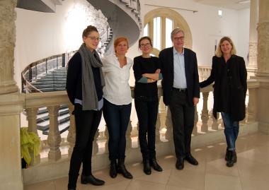 Die Kunststiftung NRW überreichte dem LWL-Museum das neue Kunstwerk: Stephanie Seidel, Kunststiftung NRW, Ellen Blumenstein, Chefkuratorin der Kunst-Werke Berlin, KW Institute for Contemporary Art, Künstlerin Batia Suter, Museumsdirektor Dr. Hermann Arnhold, Dr. Barbara Könches, Kunststiftung NRW. <br>Foto: LWL/Frey