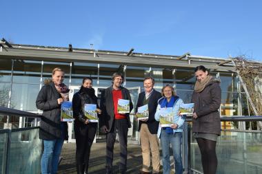 An dem Kooperationsprojekt wirkten u.a. mit: (v.l.n.r.) Marthe Koch, Praktikantin und Ergotherapeutin in Ausbildung, LWL-Klinik Marl-Sinsen; Carina Busse, FSJ-lerin in der Denkmalpflege, LWL-Römermuseum; Uwe Hilterhaus-Kunkel, Ergotherapeut, LWL-Klinik Marl-Sinsen; Dr. Rudolf Aßkamp, Leiter des LWL-Römermuseums; Renate Wiechers, Museumspädagogin des LWL-Römermuseums; Ann-Cathrin Jarocki, Praktikantin und Ergotherapeutin in Ausbildung, LWL-Klinik Marl-Sinsen. <br>Foto: LWL/Seifert