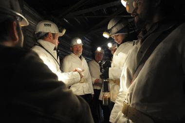 Ausgerüstet mit Helm, Geleucht und Grubenjacke befahren die Besucher das Besucherbergwerk Nachtigallstollen.<br>Foto: LWL/Appelhans 