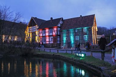 Das Paderborner Dorf im LWL-Freilichtmuseum Detmold wird zum Museumsadvent in stimmungsvolles Licht getaucht.<br>Foto: LWL/Jähne 