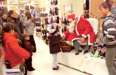 Weihnachtsmann im Kaufhaus, Ibbenbüren (Kreis Steinfurt), 2002.<br>Foto: LWL/Egbert 