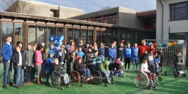 Schüler- und Lehrerschaft der Bochumer LWL-Förderschule freuten sich mit den Einweihungsgästen vom VfL Bochum.<br>Foto: LWL 