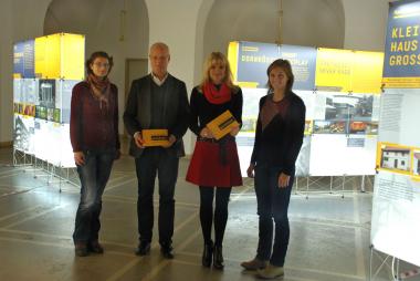 LWL-Volontärin Maria Nitzschke (v.l.), Dr. Markus Harzenetter, LWL-Chefdenkmalpfleger und Vorsitzender der VdL, LWL-Kulturdezernentin Dr. Barbara Rüschoff-Thale und LWL-Volontärin Katharina Kirchhoff bei der der Ausstellungseröffnung.<br>Foto: LWL/Bonnermann 