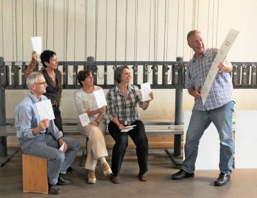 Unter den Förderkörben in der ehemaligen Waschkaue der Zeche Zollern fragt Harald Verhoolen (r.): ¿Watt meinze?¿. <br>Foto: LWL 