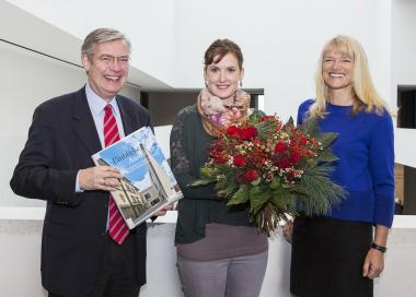 Nina Tollkötter (Mitte) war die 100.000 Besucherin und wurde von Dr. Barbara Rüschoff-Thale und Dr. Hermann Arnhold beglückwünscht. <br>Foto: LWL/Neander