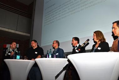 Angeregtes Podium mit Sondengängern und Fachleuten zum Thema ¿Schatzregal¿. <br>Foto: LWL/Burgemeister