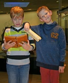 Wachstafeln und Papyrusrollen sind die Kinder auf der Spur, wenn sie sich im LWL-Römermuseum in Haltern am See kurz vor Weihnachten auf etwas andere Weise mit der Weihnachtsgeschichte befassen.Foto: LWL