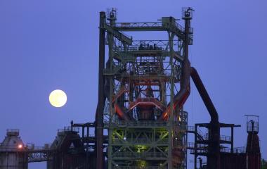 Vollmond über dem Hochofen der Henrichshütte.<br>Foto: LWL / Vollmer 