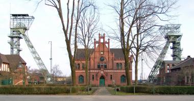 Das links im Bild zu sehende Fördergerüst der Zeche Zollern steht über dem Wetterschacht, der für die Belüftung der Grube notwendig war.<br>Foto: LWL/Hudemann 