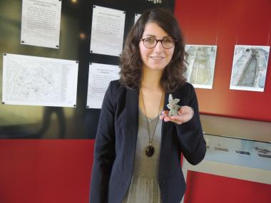 Volontärin Nicole Zimmermann mit einem der kuriosen Fundstücke, die der Schlamm des Paderborner Marktplatzes freigegeben hat und die jetzt noch länger im museum in der Kaiserpfalz zu sehen sind.<br>Foto: LWL/Klein 