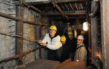 Besucher müssen bei der Großen Bergwerkstour auch Hindernisse überwinden.<br>Foto: LWL/Appelhans. 