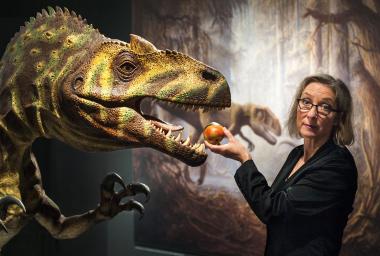 Beate Reker macht sich auf in die Urzeit und begegnet in ihren neuen Literarischen Reisen Dinosaurier und Co.<br>Foto: LWL/Oblonczyk 
