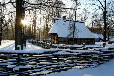 Auch im Winter schön anzusehen: die historischen Häuser im LWL-Freilichtmuseum Detmold.<br>Foto: LWL/Jähne 