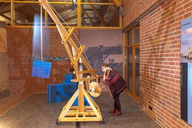 Fahrbarer Kran: Eine Station der neuen ¿Bau-Werkstatt¿ des LWL-Ziegeleimuseums.<br>Foto: LWL/Tegeler 