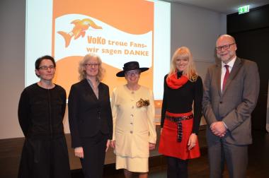 Die Vorsitzende der Volkskundlichen Kommission beim LWL Prof. Dr. Ruth-Elisabeth Mohrmann (m.)  wurde von ihrer Nachfolgerin Prof. Dr. Elisabeth Timm (v.l.), Geschäftsführerin Christiane Cantauw, LWL-Kulturdezernentin Dr. Barbara Rüschoff-Thale und ihrem Stellvertreter Prof. Dr. Uwe Meiners verabschiedet.<br>Foto: LWL 